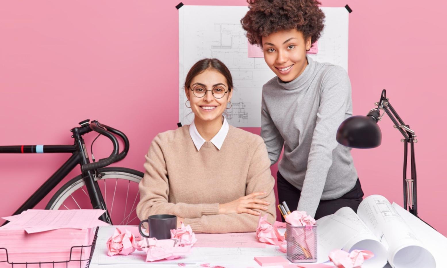 Profesional presentando análisis financiero a equipo ejecutivo