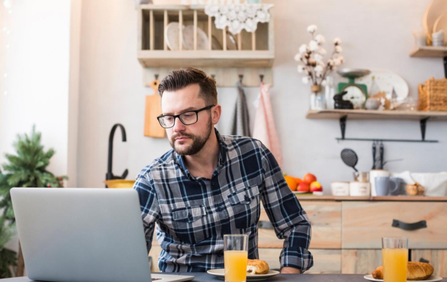 Profesionales en sesión de formación financiera colaborativa